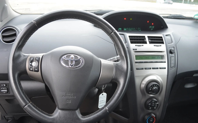 Toyota Yaris cena 21500 przebieg: 163000, rok produkcji 2009 z Krosno małe 191